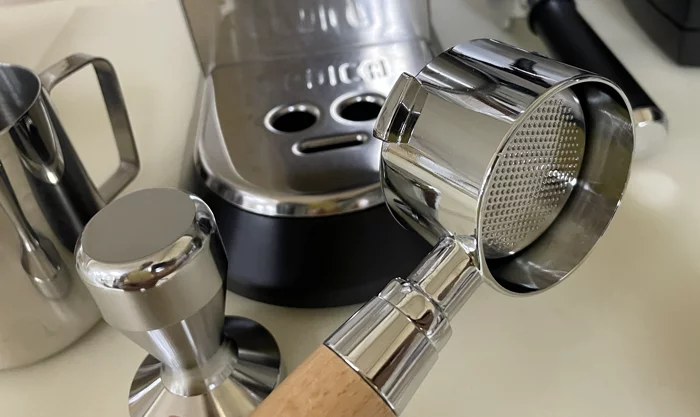 DeLonghi Dedica Arte EC885M vs Deluxe EC685M